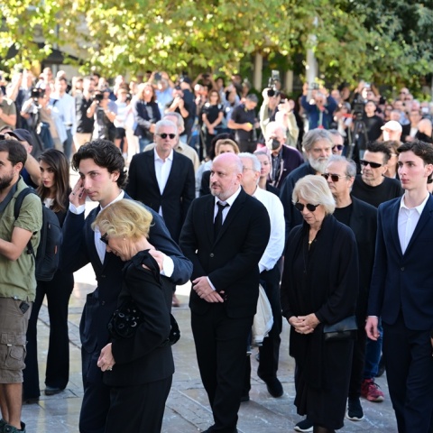 Η σύζυγος του Διονύση Σαββόπουλου, Άσπα με μέλη της οικογένειάς τους πίσω από το φέρετρο του αγαπημένου τραγουδοποιού