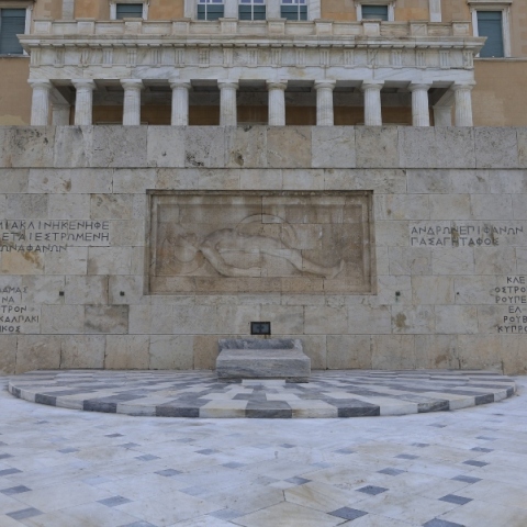 Στον Άγνωστο Στρατιώτη καταλήγουν όλοι - Άρθρο του Σάββα Σαββόπουλου στην Athens Voice