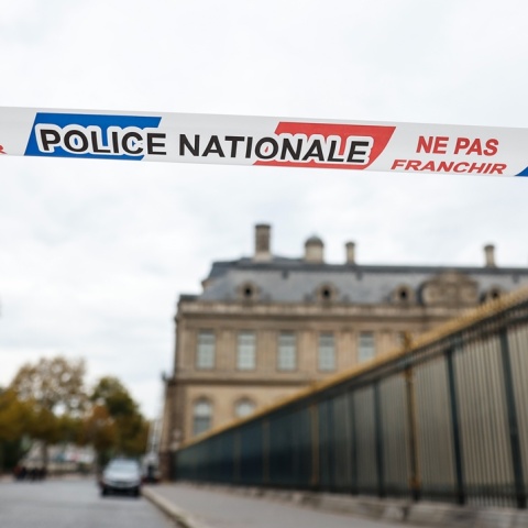 Κορδέλα της Αστυνομίας μπροστά από το Μουσείο του Λούβρου