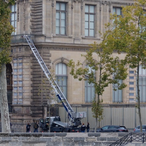 Η σκάλα την οποία χρησιμοποίησαν για την κλοπή στο Μουσείο του Λούβρου οι δράστες