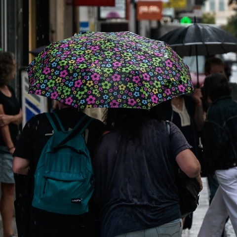 Πολίτες κάτω από ομπρέλες