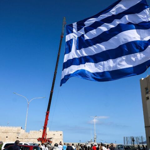 Ηράκλειο Κρήτης: Υψώθηκε στο λιμάνι η ελληνική σημαία 1440 τ.μ. για την 28η Οκτωβρίου - Η πρωτοβουλία τιμά τους πεσόντες -Είναι ορατή από πολλά σημεία της πόλης