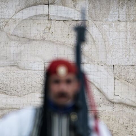 Ο Άγνωστος Στρατιώτης: Η ιστορία του εμβληματικού μνημείου στην καρδιά της Αθήνας - Συμβολίζει τη θυσία και τη μνήμη των πεσόντων σε όλους τους πολέμους