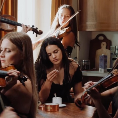 στιγμιότυπο από το μουσικό βίντεο 