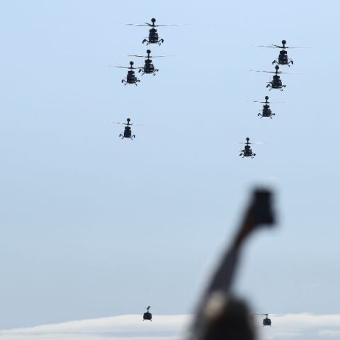 Η στρατιωτική παρέλαση για την 28η Οκτωβρίου στη Θεσσαλονίκη εντυπωσίασε με νέα όπλα, drones και μαχητικά - Δείτε φωτογραφίες και βίντεο.