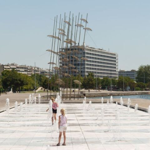 Θεσσαλονίκη: Ξηλώνονται 13 Ομπρέλες του Ζογγολόπουλου στη Νέα Παραλία λόγω φθορών - Το γλυπτό θα ταξιδέψει στην Αθήνα για συντήρηση 