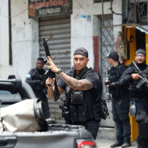 Άνευ προηγουμένου αιματοχυσία στη Βραζιλία, καθώς 2.500 αστυνομικοί εισέβαλαν σε φαβέλες του Ρίο - 64 νεκροί, δεκάδες τραυματίες και συλλήψεις.