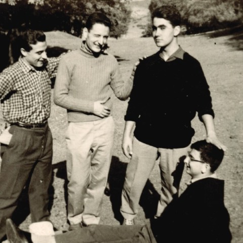 Στο Κουρί, εξοχή κοντά στη Θεσσαλονίκη, ο Διονύσης Σαββόπουλος καθιστός