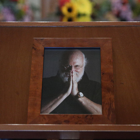 Λαϊκό προσκύνημα στο παρεκκλήσι της Μητρόπολης Αθηνών για τον Διονύση Σαββόπουλο. Σάββατο 25 Οκτωβρίου 2025