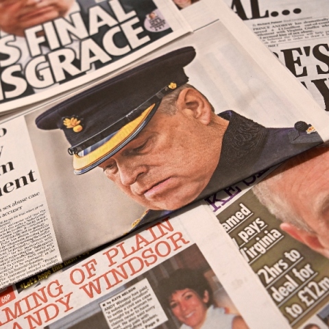 Ο πρίγκιπας Άντριου βρίσκεται σταθερά στα πρωτοσέλιδα των βρετανικών tabloid εδώ και χρόνια με το σκάνδαλο παιδοφιλίας και το κύκλωμα Έπσταϊν