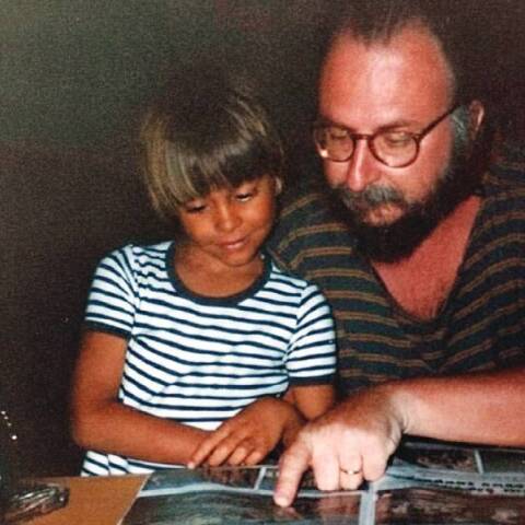 Ο Αχιλλέας Ραζής παιδί διαβάζοντας μαζί με τον Διονύση Σαββόπουλο