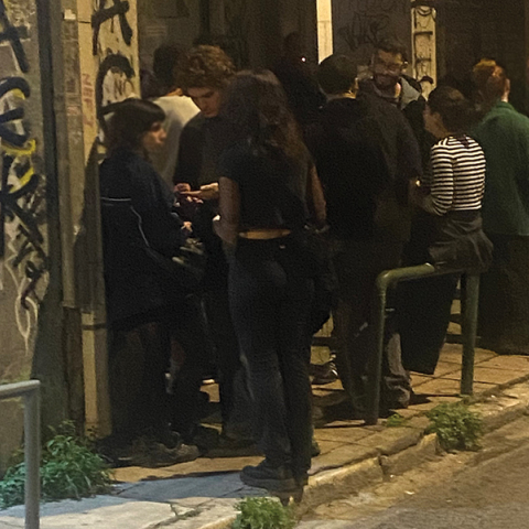 Σε βλέπω να τα πίνεις και να ξεδίνεις