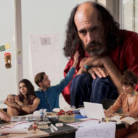 Θέατρο Προσκήνιο: Ο Χούλιο Τόγκα δείχνει τον δρόμο για την εξέγερση πατώντας όλες τις νάρκες της