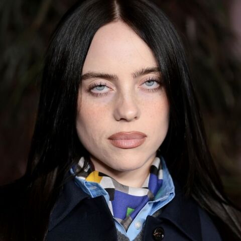 Η Μπίλι Άιλις δώρισε 11,5 εκατ. δολάρια και προέτρεψε τους δισεκατομμυριούχους να βοηθήσουν όσους πλήττονται από φτώχεια και κρίσεις.