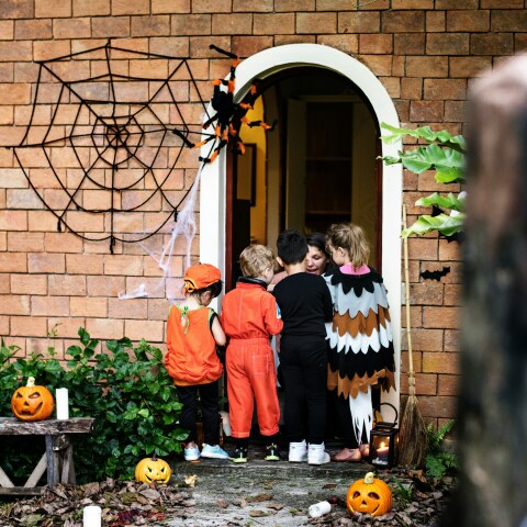 Τι είναι το «φάρσα ή κέρασμα» του Halloween; Πώς ξεκίνησε και ποια είναι τα... πειράγματα σε όσους δεν δώσουν λιχουδιά;
