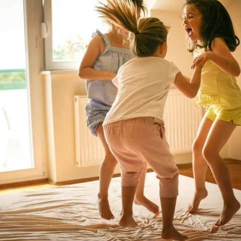 Παιδιά που χοροπηδούν