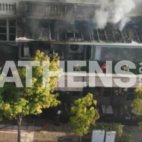 Συναγερμός στη Θεσσαλονίκη: Φωτιά ξέσπασε σε γνωστό καφέ στη Λεωφόρο Νίκης - Επί τόπου 25 πυροσβέστες με 10 οχήματα.