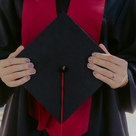 Κοπέλα με την τήβεννο στο χέρι