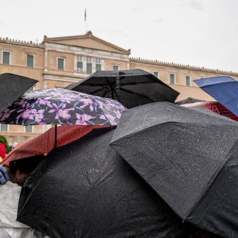 Ο καιρός σήμερα, Σάββατο 1 Νοεμβρίου: Βροχές, καταιγίδες και μικρή άνοδος της θερμοκρασίας - Αναλυτική πρόγνωση για όλη την Ελλάδα από το meteo και την ΕΜΥ