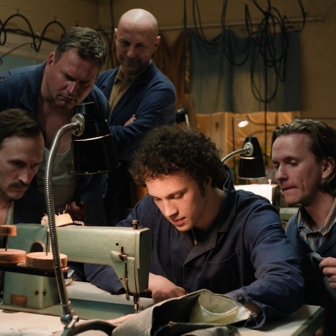 Σοβιετικά Τζιν: Πώς το τζιν παντελόνι έγινε σύμβολο αντίστασης, στη νέα σειρά του Cinobo