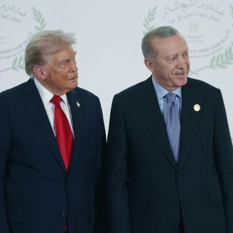 Η συνάντηση Ερντογάν-Τράμπ, η Διάσκεψη για τη Γάζα και οι γνωστικές μεροληψίες στην ελληνική δημόσια σφαίρα