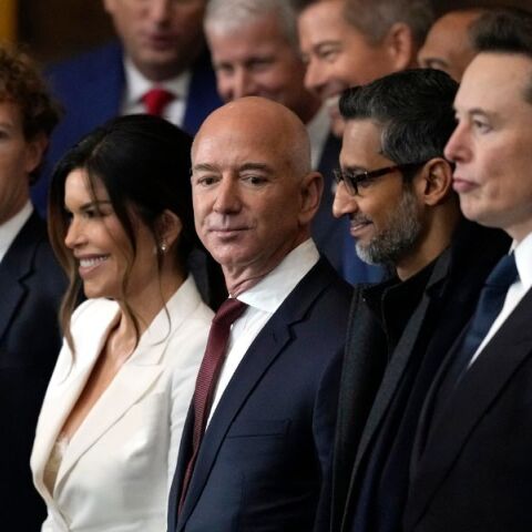 Έκθεση: Η συλλογική περιουσία των 10 πλουσιότερων δισεκατομμυριούχων των ΗΠΑ αυξήθηκε κατά $698 δισ. τον τελευταίο χρόνο - Σε νέα ύψη η ανισότητα