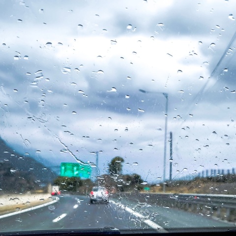 Σταγόνες βροχής πάνω σε παρμπρίζ αυτοκινήτου