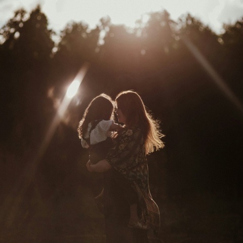 Μητέρα με παιδί στην αγκαλιά