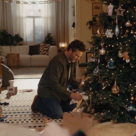 Η αλυσίδα John Lewis παρουσίασε τη διαφήμιση για τα Χριστούγεννα 2025 - Μια συγκινητική ιστορία πατέρα και γιου με μουσική επένδυση ένα κλασικό dance κομμάτι 