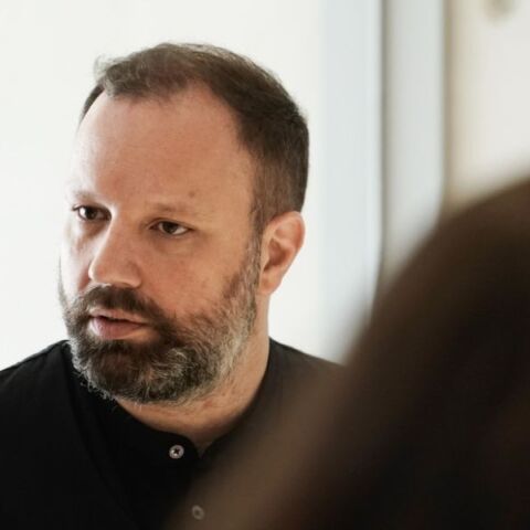 Γιώργος Λάνθιμος: «Είμαι εδώ για να υποστηρίξω γυναίκες που κατήγγειλαν κάποιον και περνάνε δύσκολη στιγμή» - Παρευρέθηκε με τη σύζυγό του στη δίκη για βιασμό 