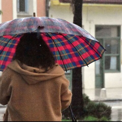 Με βροχές και καταιγίδες ο καιρός την Τετάρτη - «Πέφτει» η θερμοκρασία, δυναμώνουν οι άνεμοι 