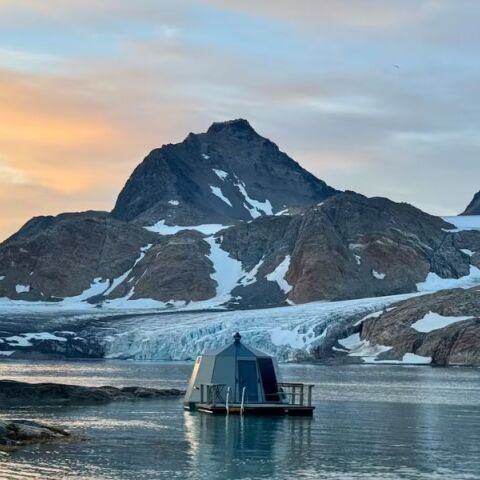 Μια πλωτή καμπίνα στα παγωμένα νερά της Ανατολικής Γροιλανδίας προσφέρει απόλυτη απομόνωση - Χωρίς Wi-Fi, χωρίς ανθρώπους, μόνο φύση και πάγος.