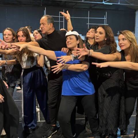 O Φωκάς Ευαγγελινός σε πρόβα μαζί με τους ηθοποιούς