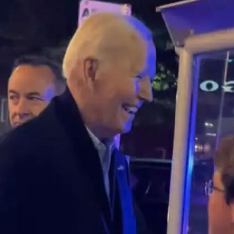 Σπάνια δημόσια εμφάνιση του Τζο Μπάιντεν - Περπατά με δυσκολία, φανερά καταβεβλημένος