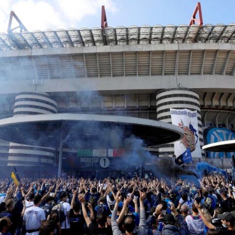 Η Μίλαν και η Ίντερ θα κατεδαφίσουν το ιστορικό στάδιο Σαν Σίρο για να χτίσουν νέο γήπεδο, σηματοδοτώντας μια νέα εποχή για το ιταλικό ποδόσφαιρο.