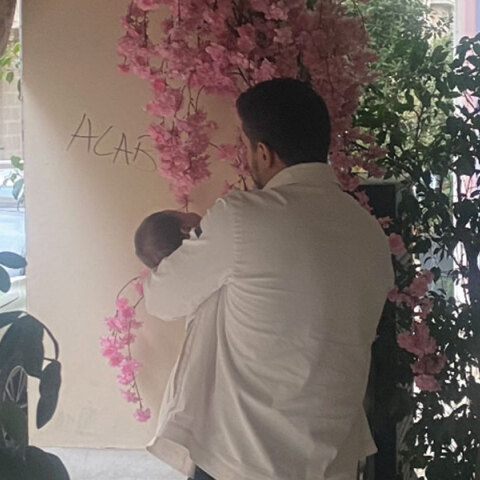 Σε βλέπω να ανατρέφεις το μωρό σου