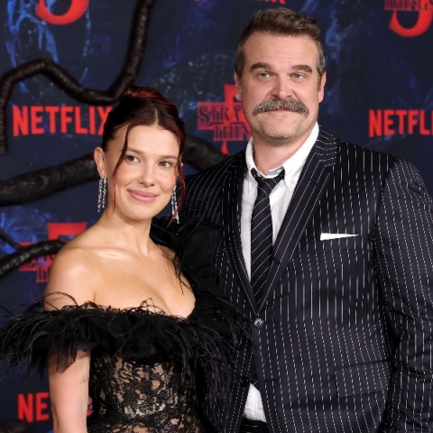 Μίλι Μπόμπι Μπράουν και Ντέιβιντ Χάρμπορ αγκαλιά στο κόκκινο χαλί, μετά τη μήνυση της πρώτης