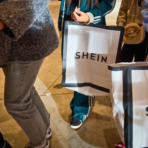 Η Shein πάει Παρίσι: Η φθηνή απόλαυση και το ακριβό της τίμημα