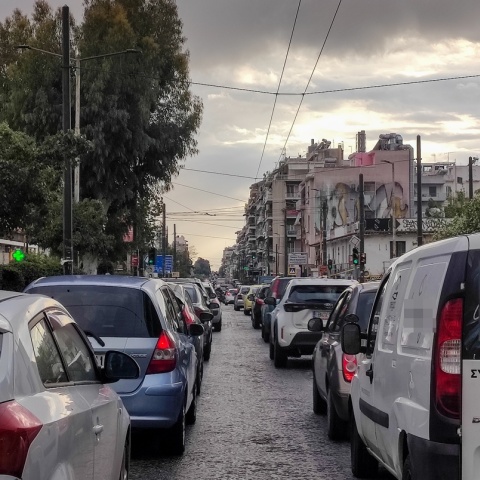 Αυτοκίνητα σε δρόμο της Αθήνας