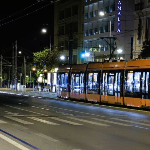 28χρονος πάρκαρε στις γραμμές του τραμ στο κέντρο της Αθήνας και μπλόκαρε την κυκλοφορία για μία ώρα