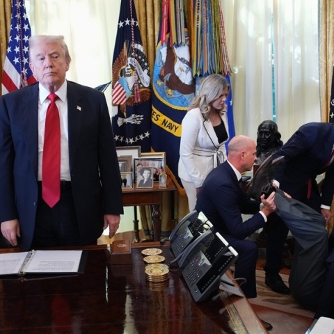 Στέλεχος φαρμακευτικής λιποθύμησε δίπλα στον Τραμπ - Η αντίδραση του προέδρου