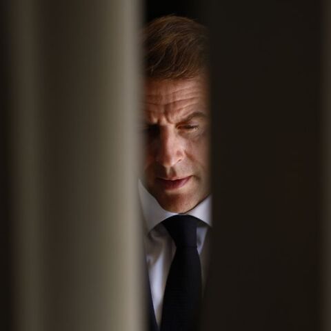 Γαλλία: Ο Εμανουέλ Μακρόν διαβεβαίωσε ότι τα κλεμμένα κοσμήματα αξίας 88 εκατ. ευρώ θα ανακτηθούν και υποσχέθηκε πλήρη αναθεώρηση της ασφάλειας στο Λούβρο.