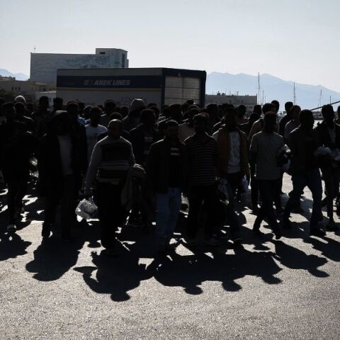 Επιχείρηση διάσωσης 60 μεταναστών από το Λιμενικό 15 ν.μ. νότια της Γαύδου - Μεταφέρθηκαν με ασφάλεια στο λιμάνι και τους παρασχέθηκαν βοήθειες.