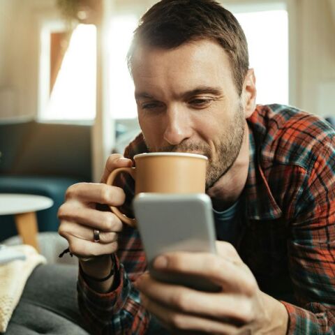 Έρευνα: Ένα ρόφημα κακάο με φλαβανόλες μπορεί να προφυλάξει την καρδιά των ανδρών από τις αρνητικές επιπτώσεις της πολύωρης καθιστικής ζωής