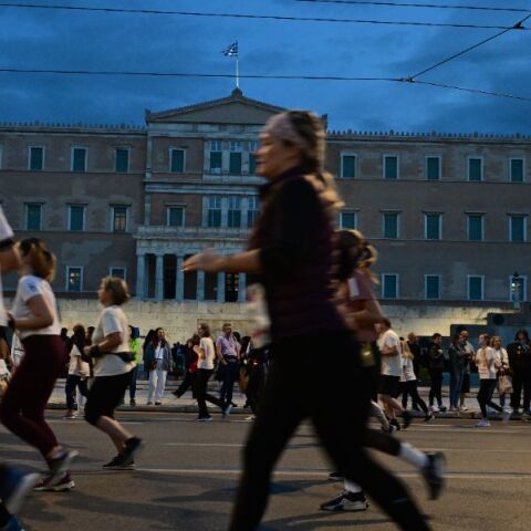 42ος Αυθεντικός Μαραθώνιος: Εικόνες από τους χιλιάδες δρομείς που πλημμύρισαν τους δρόμους της Αθήνας