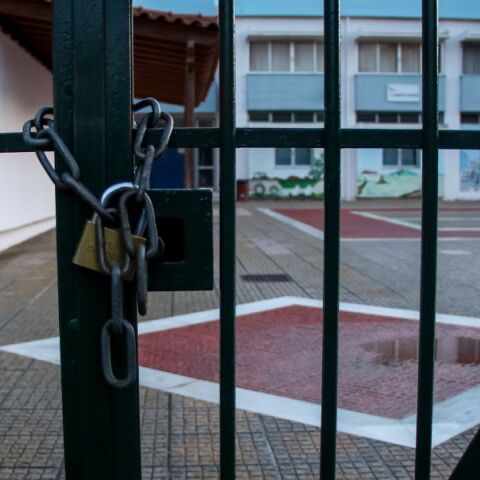 Πάτρα: Εκπαιδευτικός συνελήφθη για πορνογραφία ανηλίκων μετά από καταγγελία 15χρονης μαθήτριας και έρευνα της αστυνομίας.