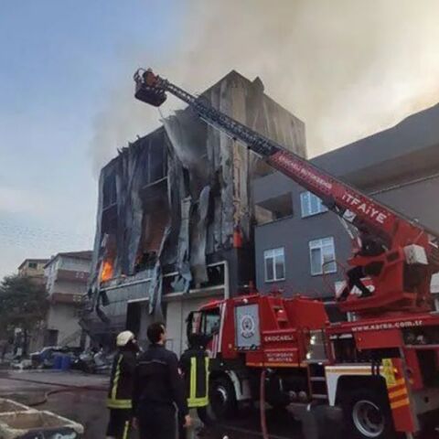 Τουρκία: Έξι νεκροί και ένας τραυματίας σε πυρκαγιά που ξέσπασε σε αποθήκη αρωματοποιίας στο Ντιλόβασι - Οι αρχές διενεργούν έρευνα για τα αίτια.