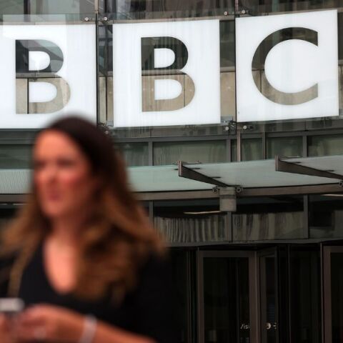 Παραιτήθηκε ο γενικός διευθυντής του BBC μετά τις αντιδράσεις για μοντάζ που φέρεται να αλλοίωσε ομιλία του Ντόναλντ Τραμπ στο Καπιτώλιο το 2021.