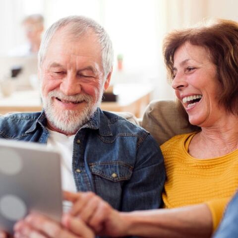 Νέα μελέτη του Πανεπιστημίου ΜακΓκιλ δείχνει ότι η καθημερινή εγκεφαλική άσκηση μέσω εφαρμογών ενισχύει τη μνήμη και μειώνει τον κίνδυνο άνοιας σε ηλικιωμένους.