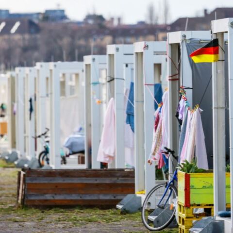 Γερμανία: Το 66% των πολιτών ζητά επαναπατρισμό Σύρων, ακόμη και με απελάσεις, σύμφωνα με δημοσκόπηση που πυροδότησε πολιτική αντιπαράθεση.